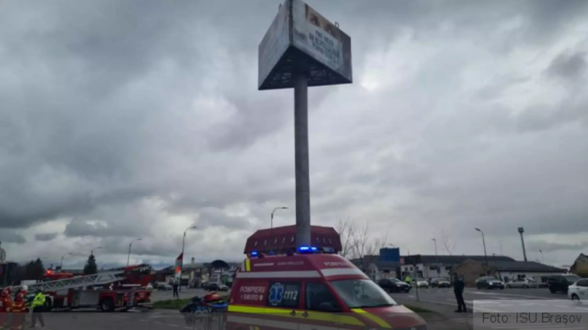 Un brașovean s-a urcat pe un stâlp publicitar și amenința că se sinucide. Foto/Captură video