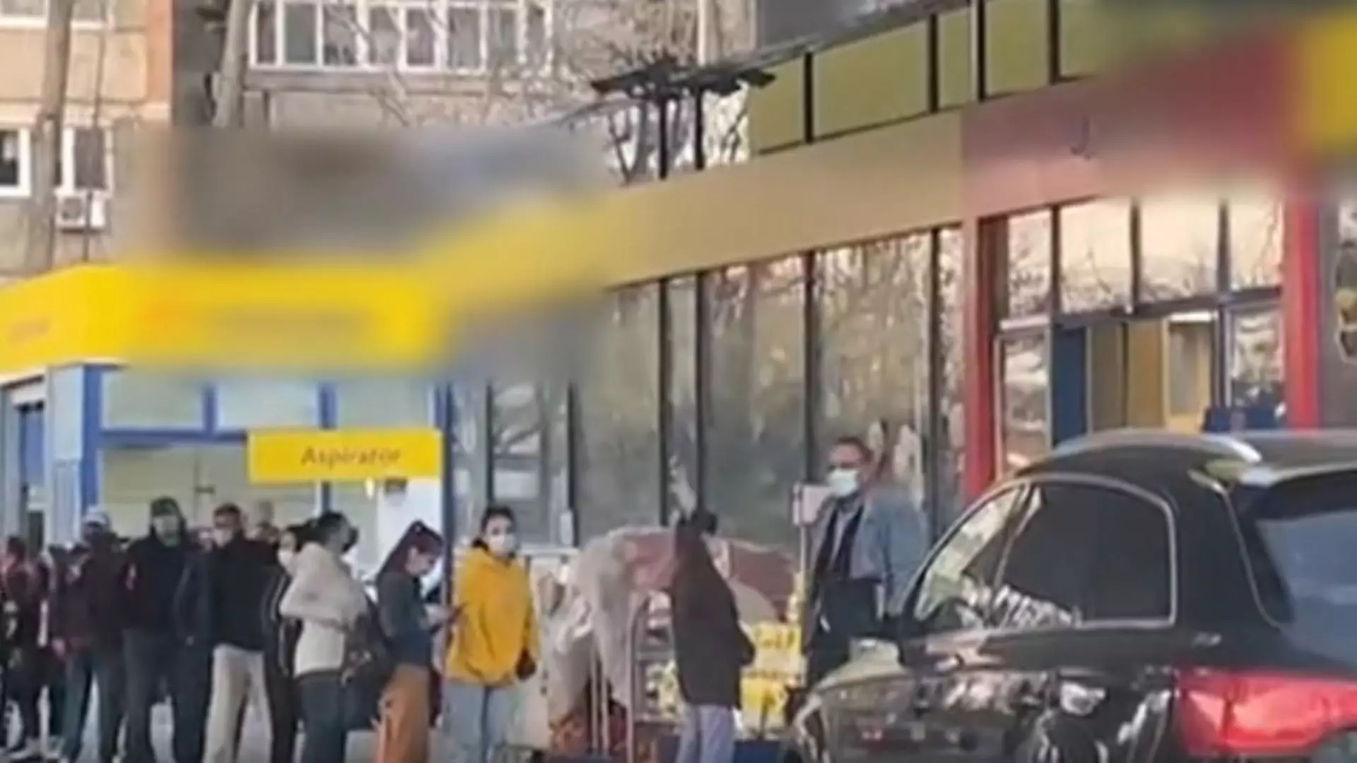 Cozi la benzinării