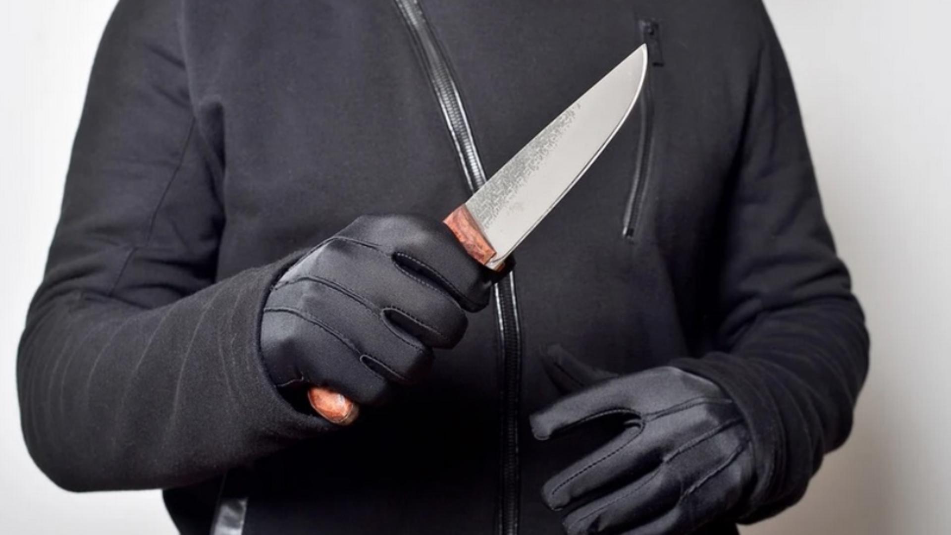 Un bărbat de 36 de ani a intrat în casa a doi tineri și i-a atacat cu un cuțit