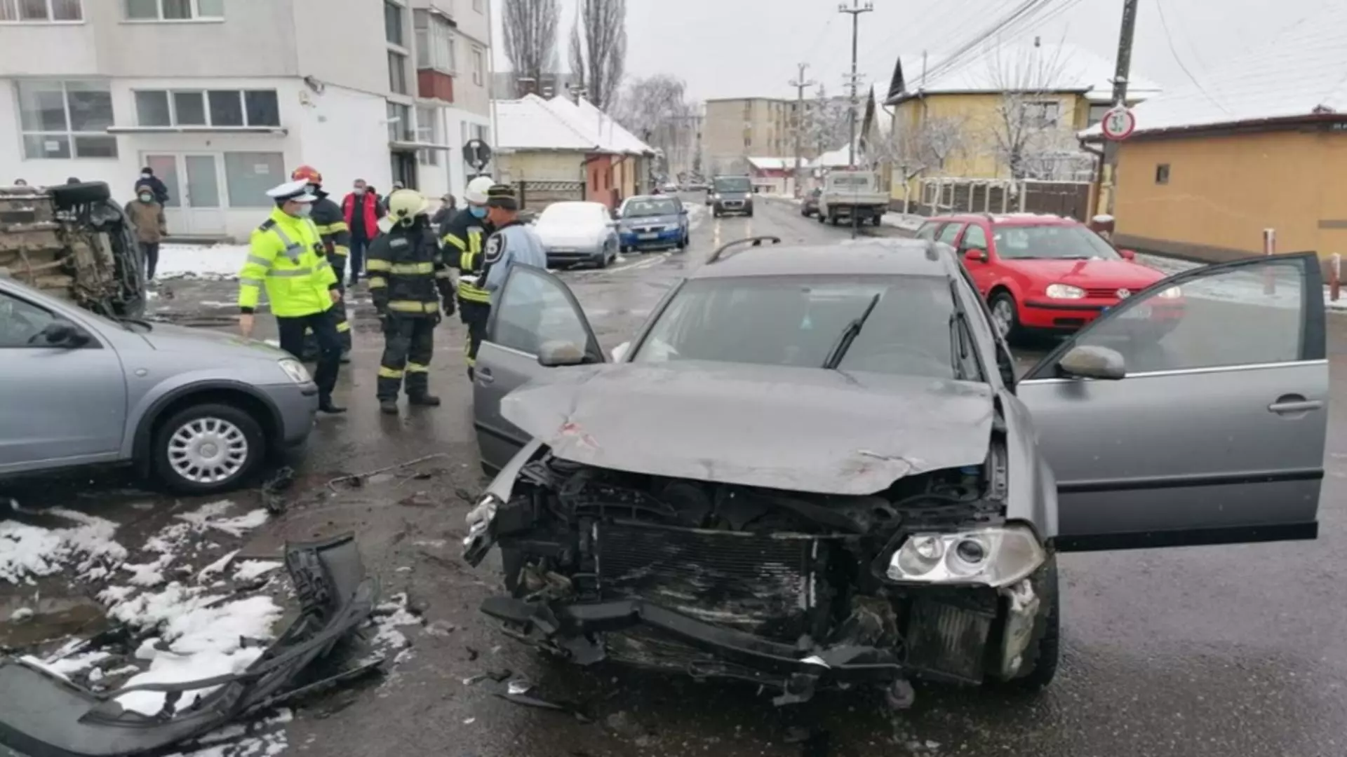 Accident rutier în Reghin, cu 3 mașini implicate