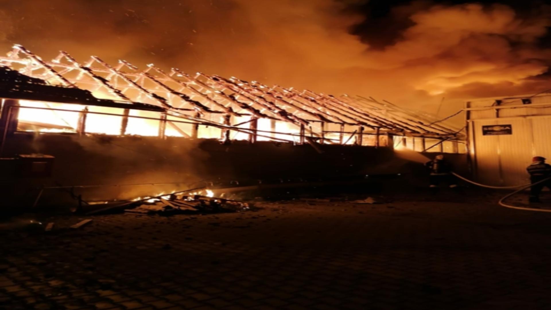 Incendiu la o fabrică de mobilă din Mureș. Foto: Realitatea de Mureș