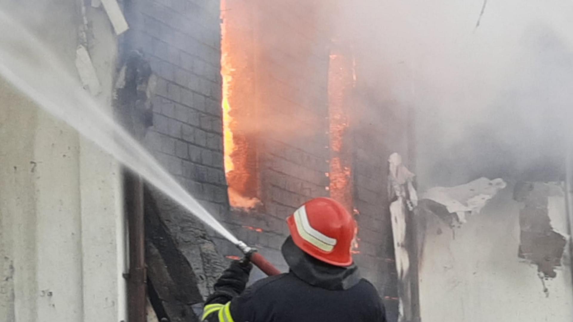 Incendiu violent la o biserică din Topești, județul Vrancea Foto: ISU Vrancea