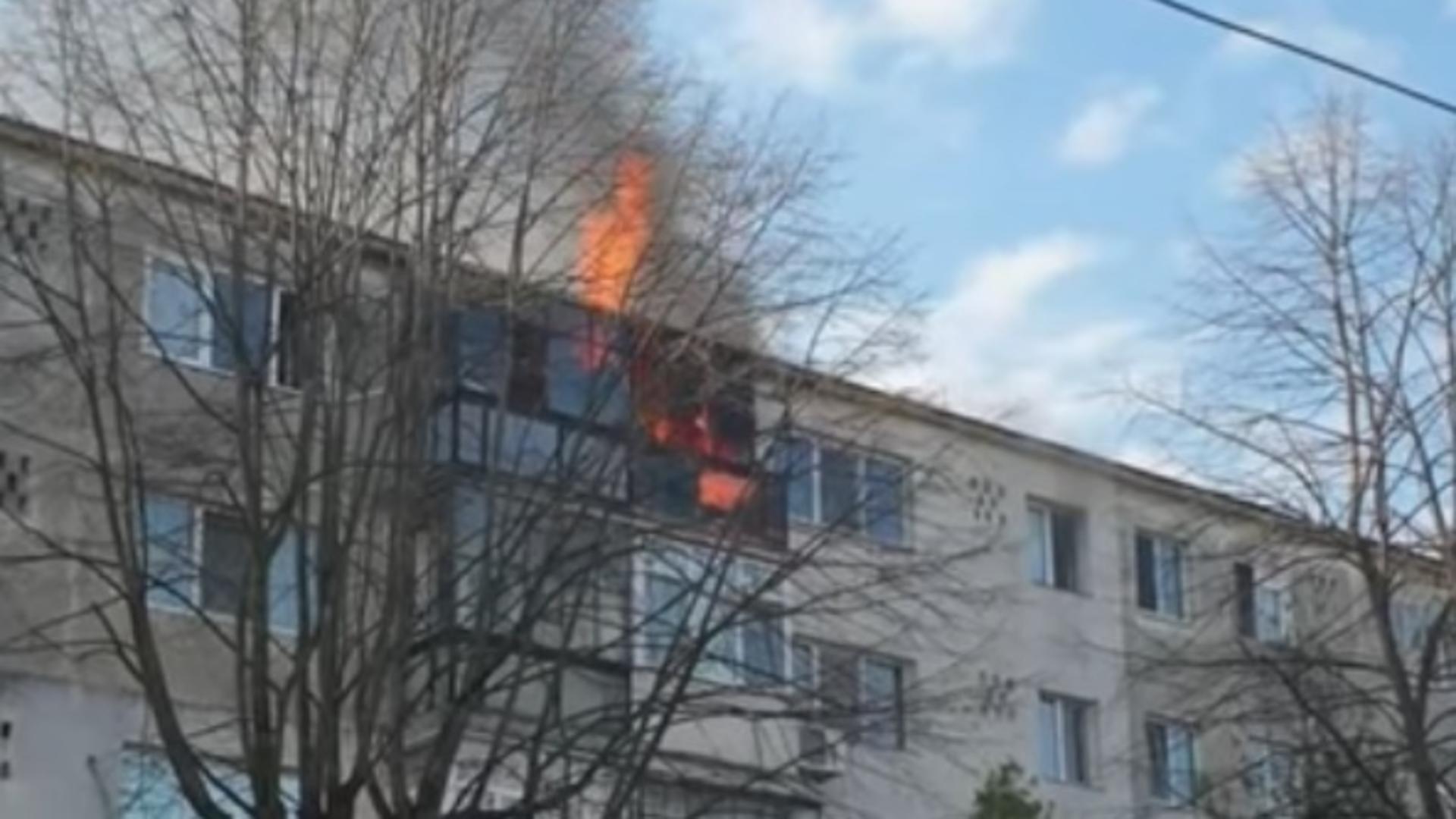 Focul a cuprins balconul apartamentului