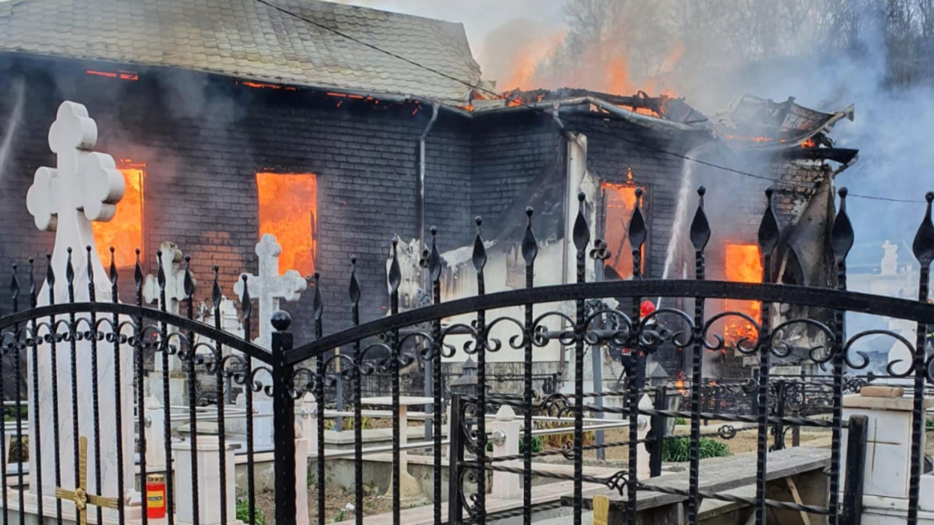Incendiu violent la o biserică din Topești, județul Vrancea Foto: ISU Vrancea