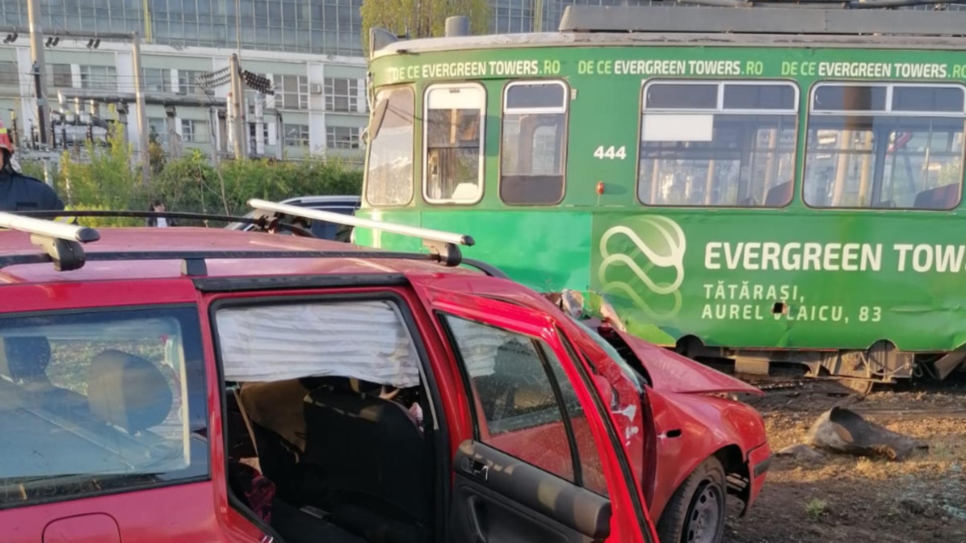 Mașina lovită de tramvai la Iasi