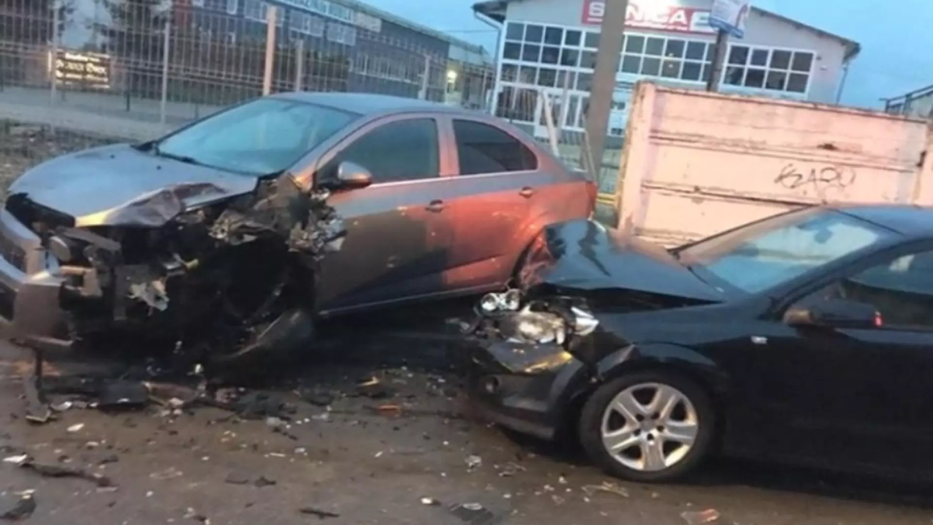 Pe 14 aprilie, tânărul a lovit 12 mașini, într-o parcare din Brașov