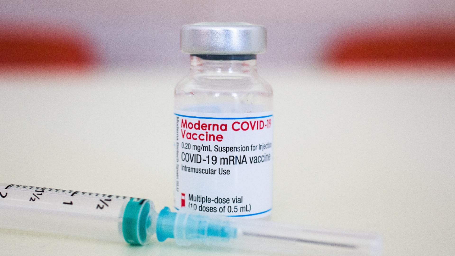 Vaccinul Moderna are o eficacitate de 90% în lupta cu tulpinile. Foto/ProfiMedia
