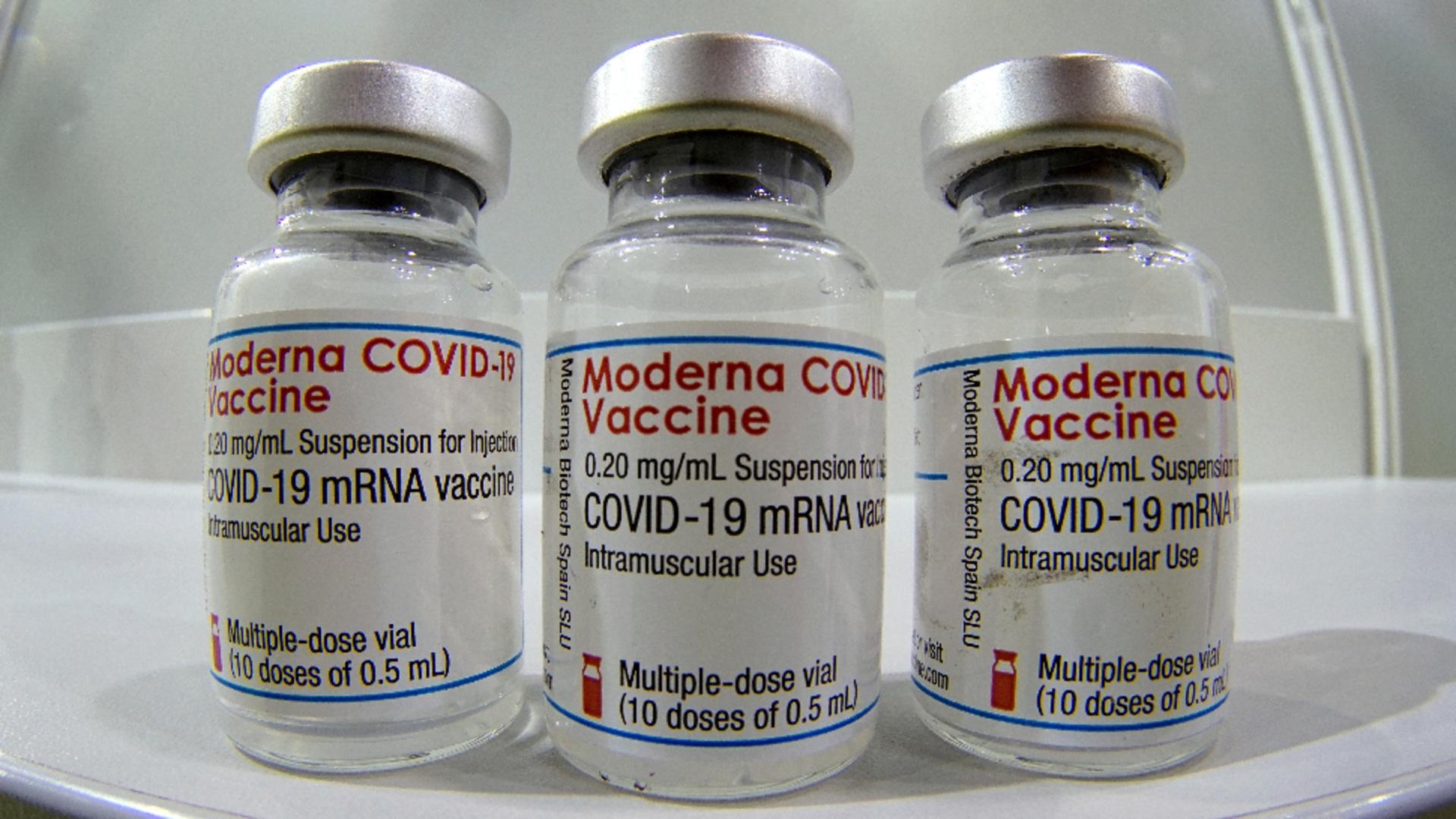 Cei care aleg serul Moderna vor fi vaccinați de trei ori. Foto arhivă ProfiMedia