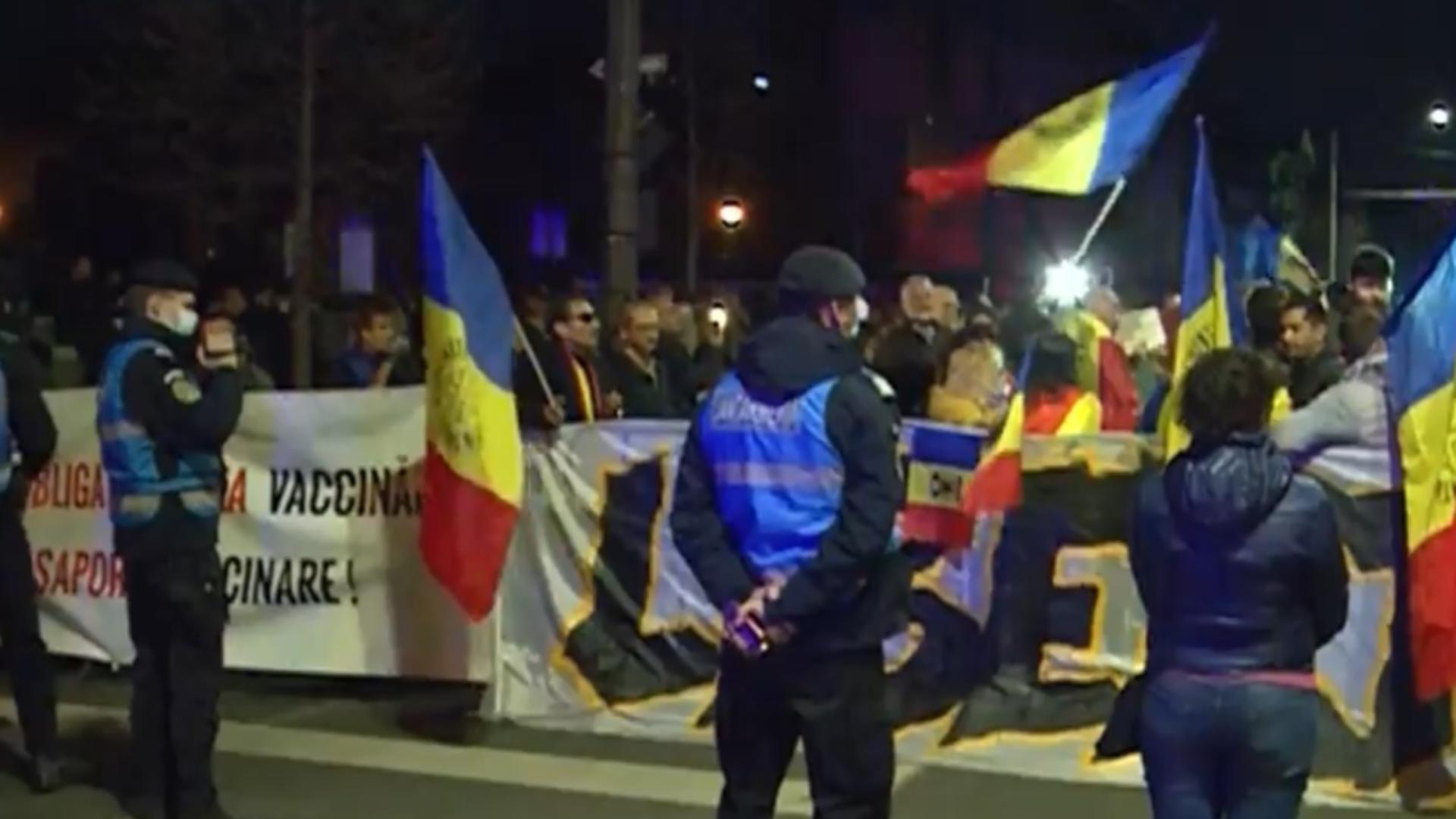 Noi proteste antirestricții în fața Palatului Cotroceni