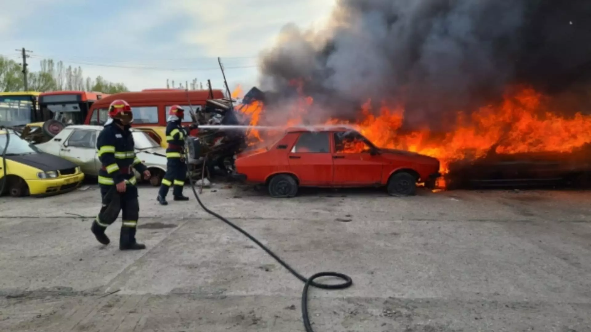 Incendiu la un parc auto ar Regiei de Transport Craiova. Foto/Captură video