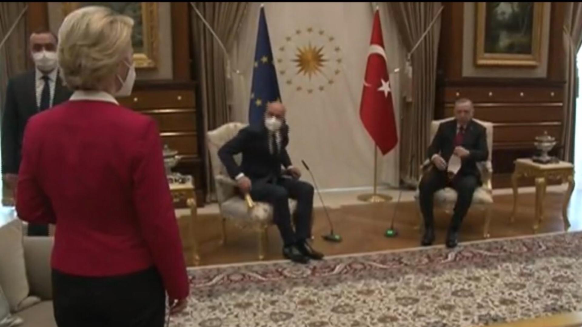 Ursula von der Leyen, lăsată în picioare de doi bărbați: președintele Erdogan și Charles Michel, președintele Consiliului European Foto: Twitter.com
