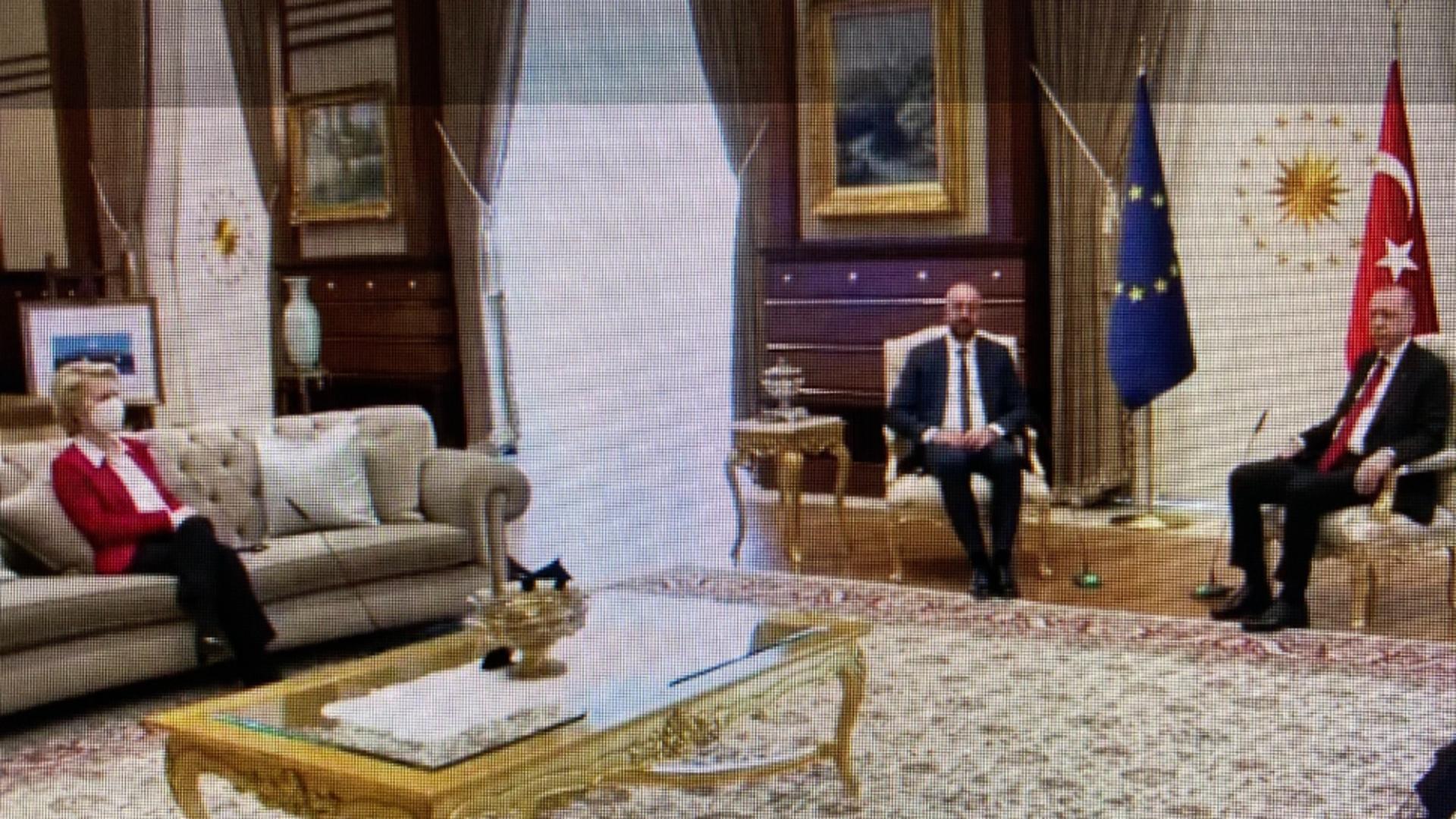 Ursula von der Leyen, lăsată în picioare de doi bărbați: președintele Erdogan și Charles Michel, președintele Consiliului European Foto: Twitter.com