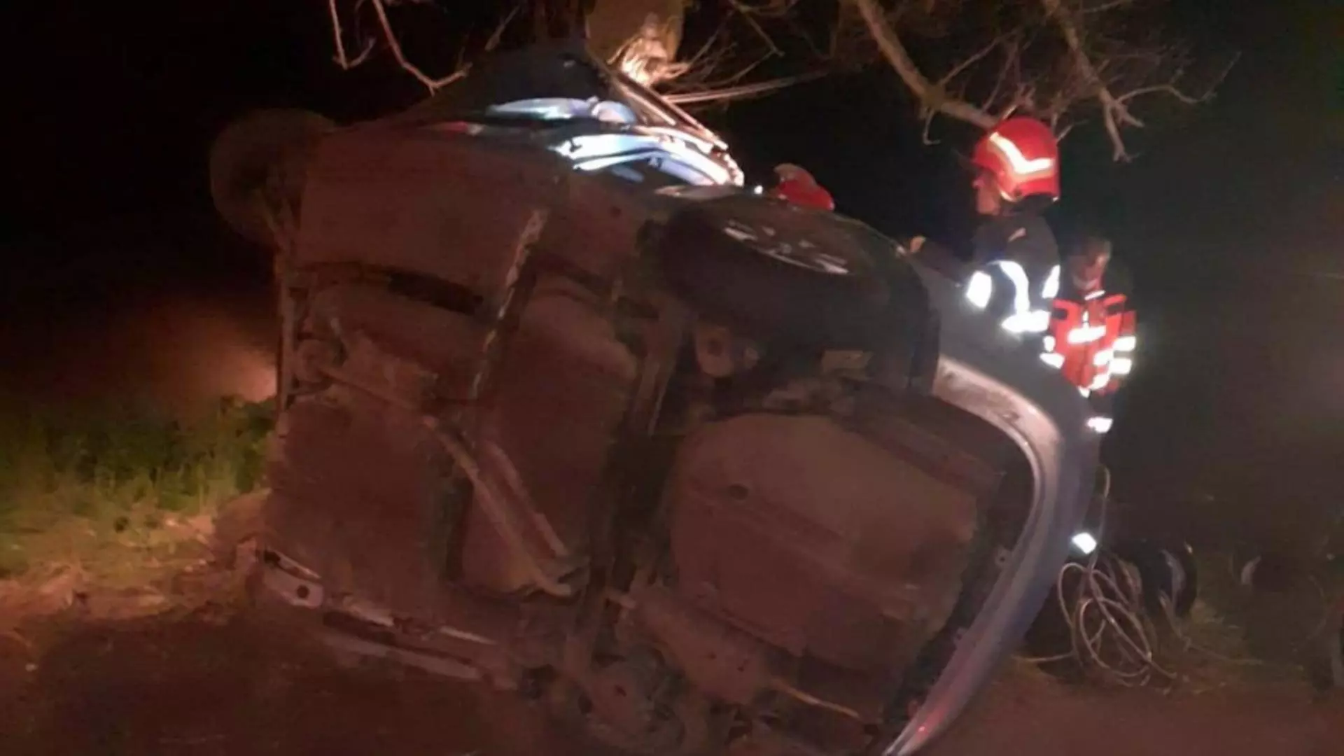 Cei 5 pasageri au rămas prinși între resturile autoturismului