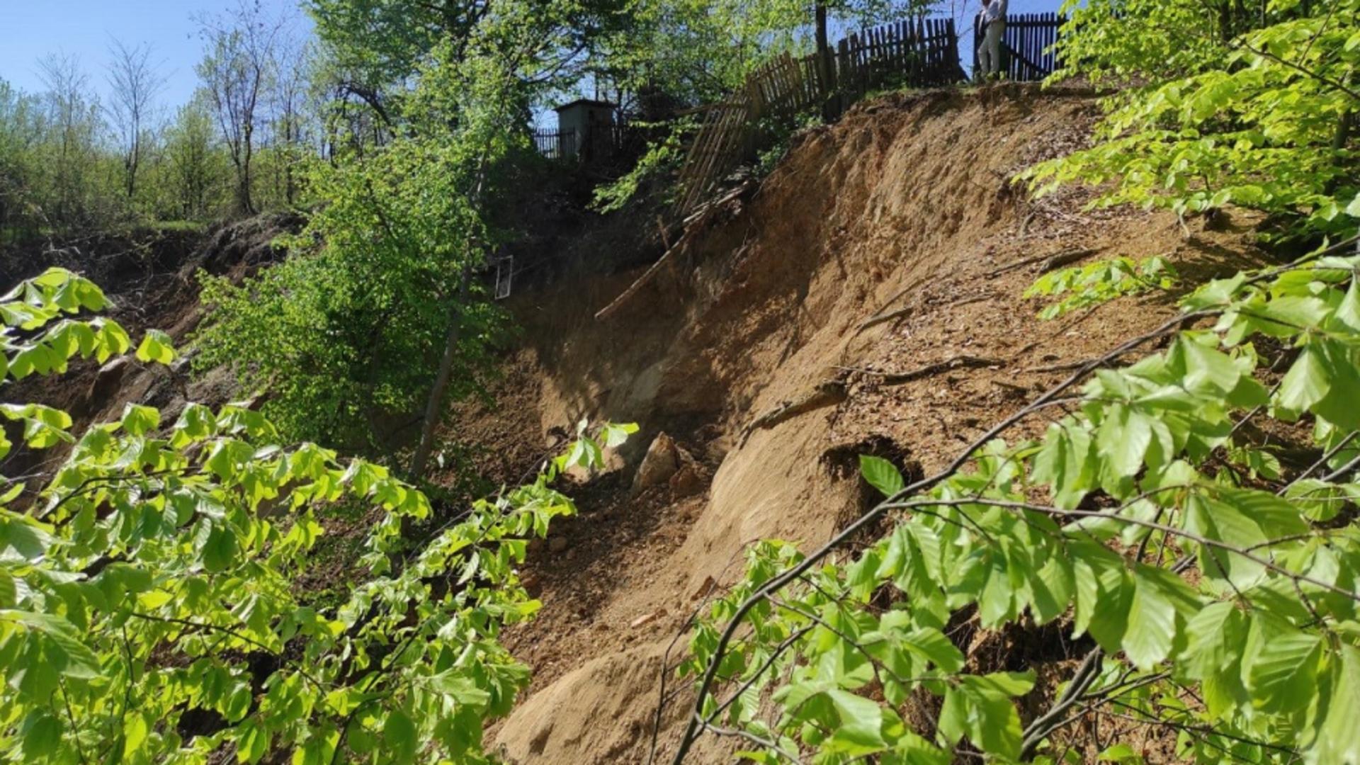 Încă o alunecare de teren în municipiul Râmnicu Vâlcea! Ploile abundente produc noi pagube