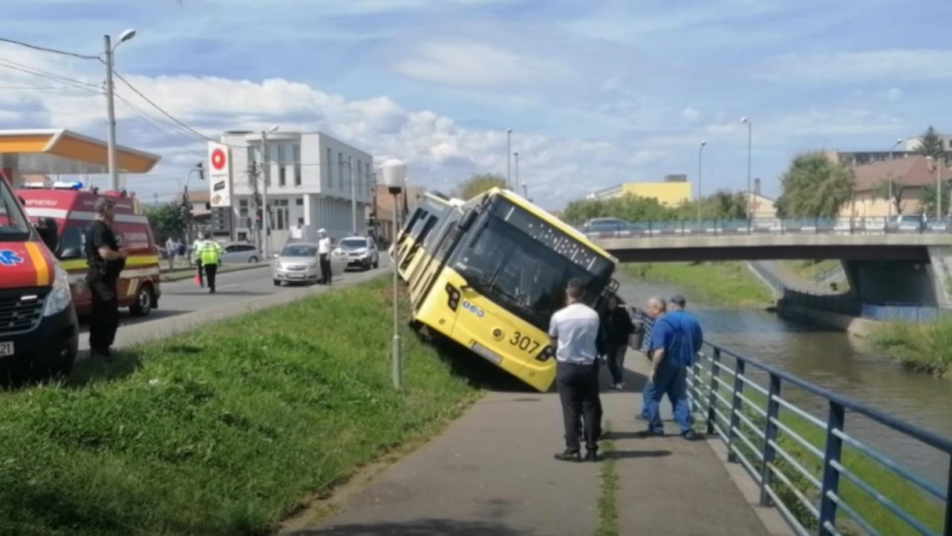 Un șofer de autobuz din Sibiu a leșinat la volan și a intrat în malul Cibinului. Foto/ISU