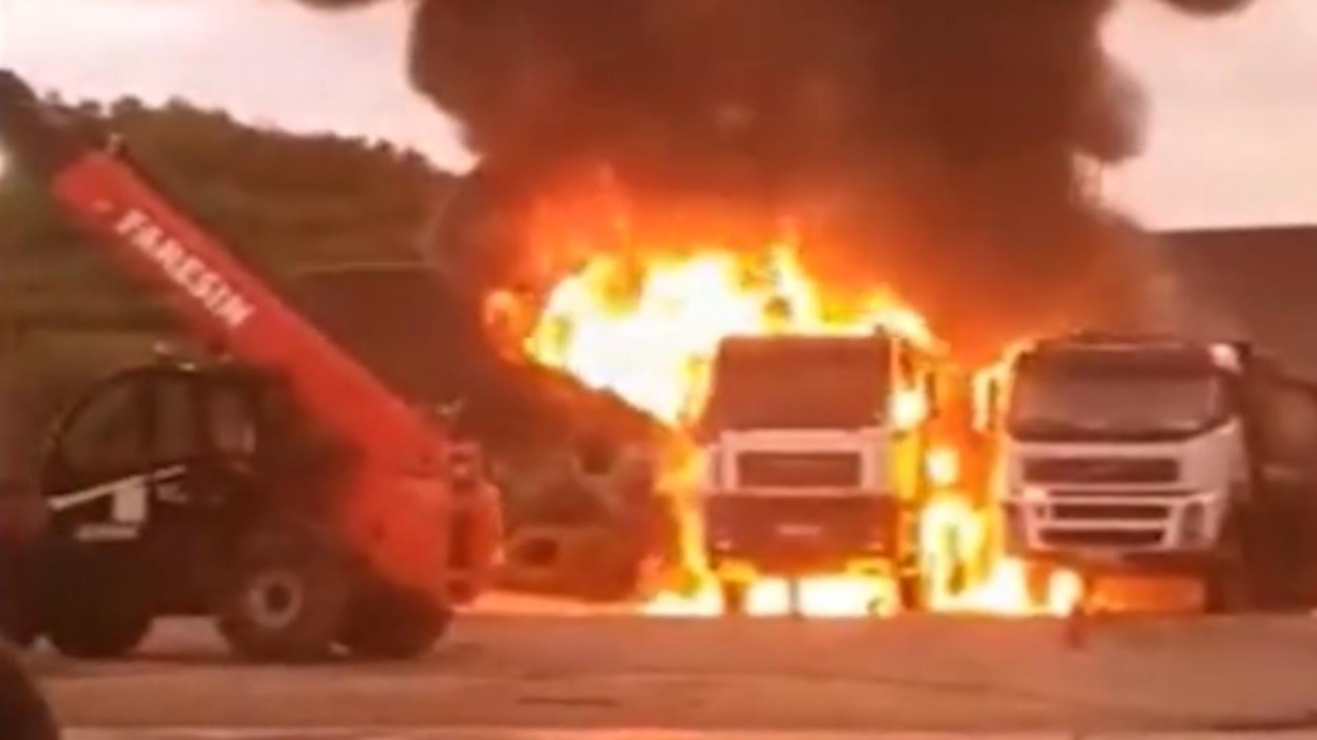 Două camioane au luat foc, într-o parcare din județul Cluj