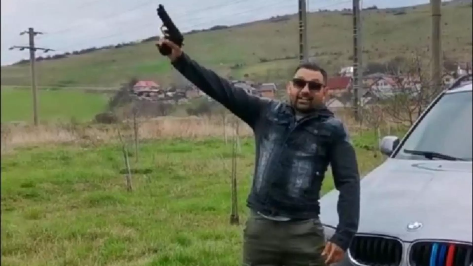 Individul a postat scena pe o rețea de socializare, iar oamenii legii s-au autosesizat