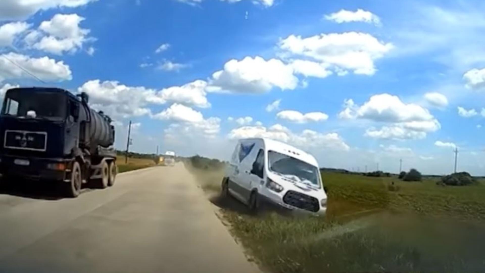 A luat-o pe arătură ca să evite un accident. Foto/Captură video