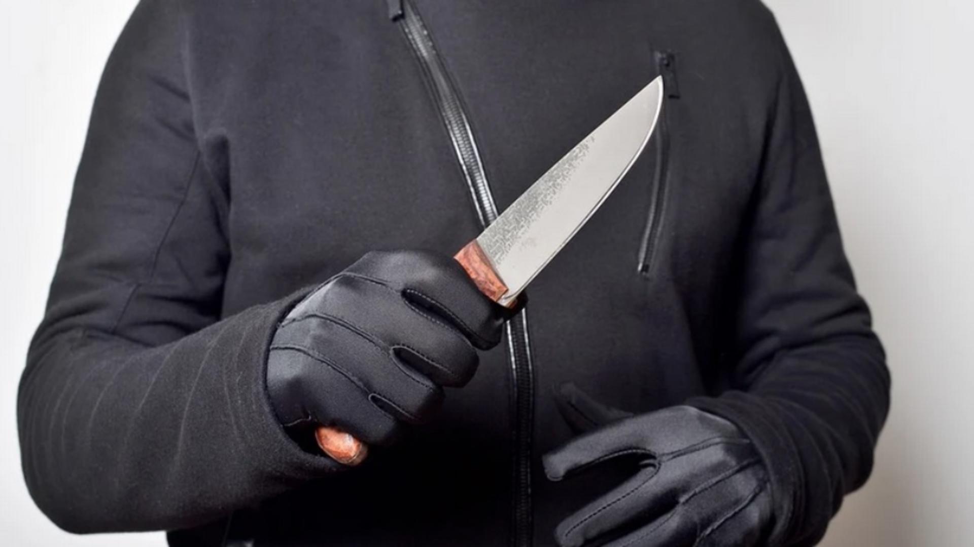 Un angajat al unei benzinării a fost atacat cu un cuțit 