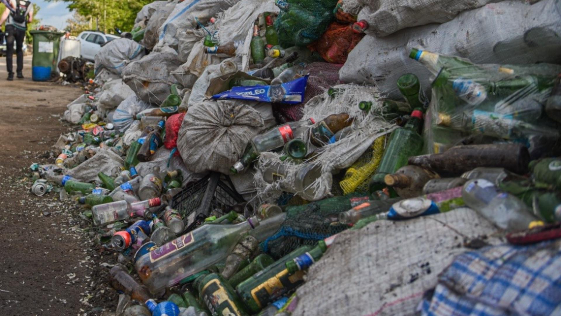 AMENZI de 308.000 de lei și 50 de tone de deșeuri confiscate după perchezițiile de la Sărulești Foto: Facebook