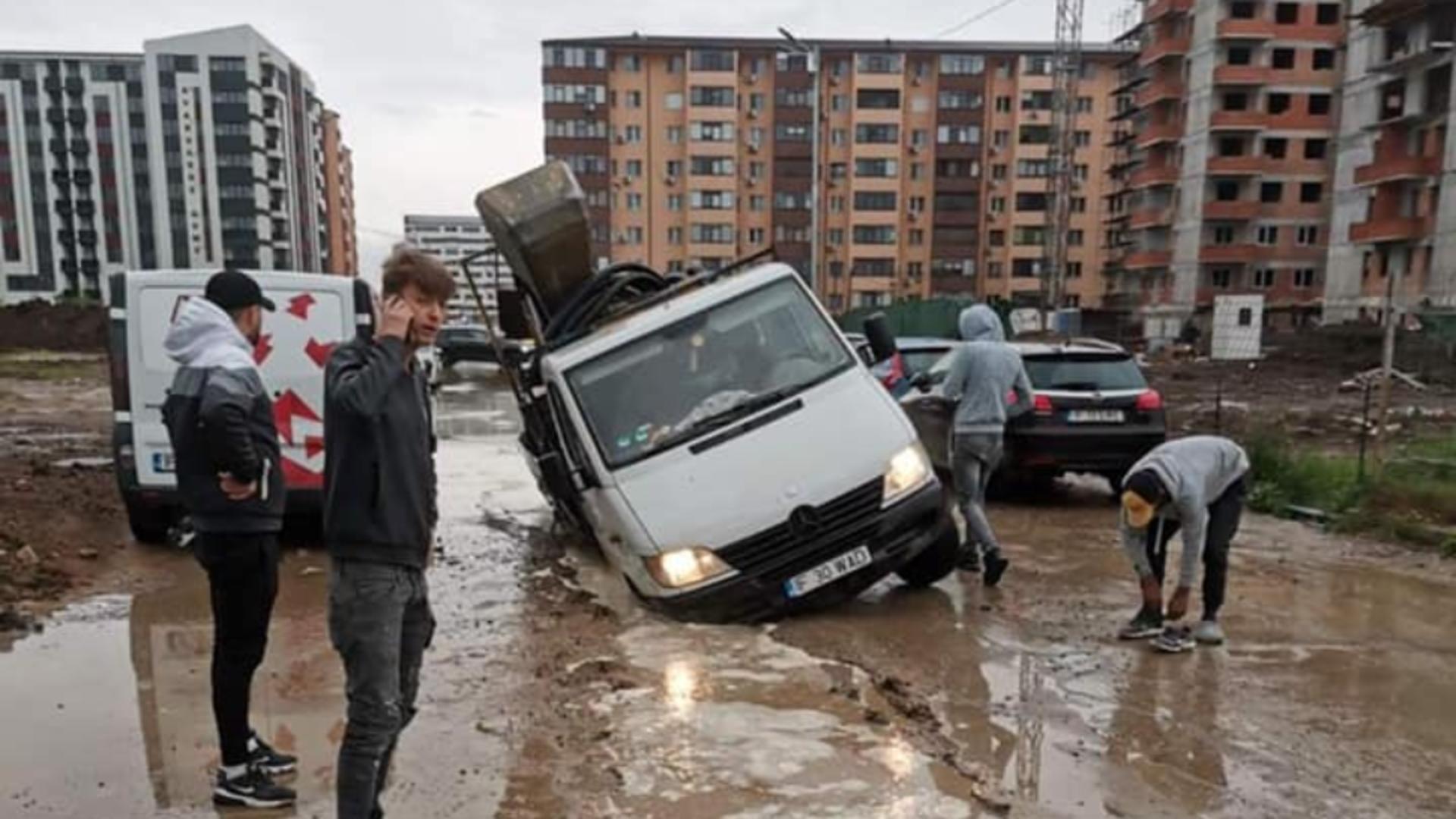 Camionetă căzută într-o groapă apărută după surparea carosabilului în Chiajna (foto: FB/Cornel Zainea)