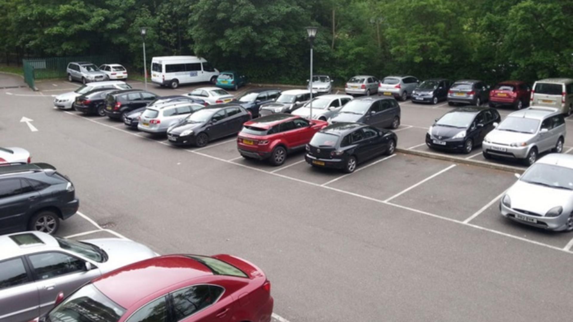 Mașini parcate - imagine cu notă sugestivă