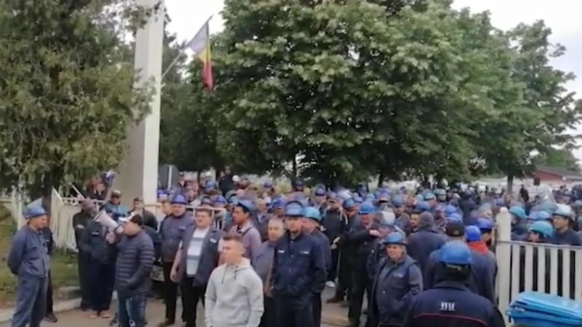 Sute de muncitori de la Fabrica de Vagoane Caracal protestează pentru a opta zi la rând