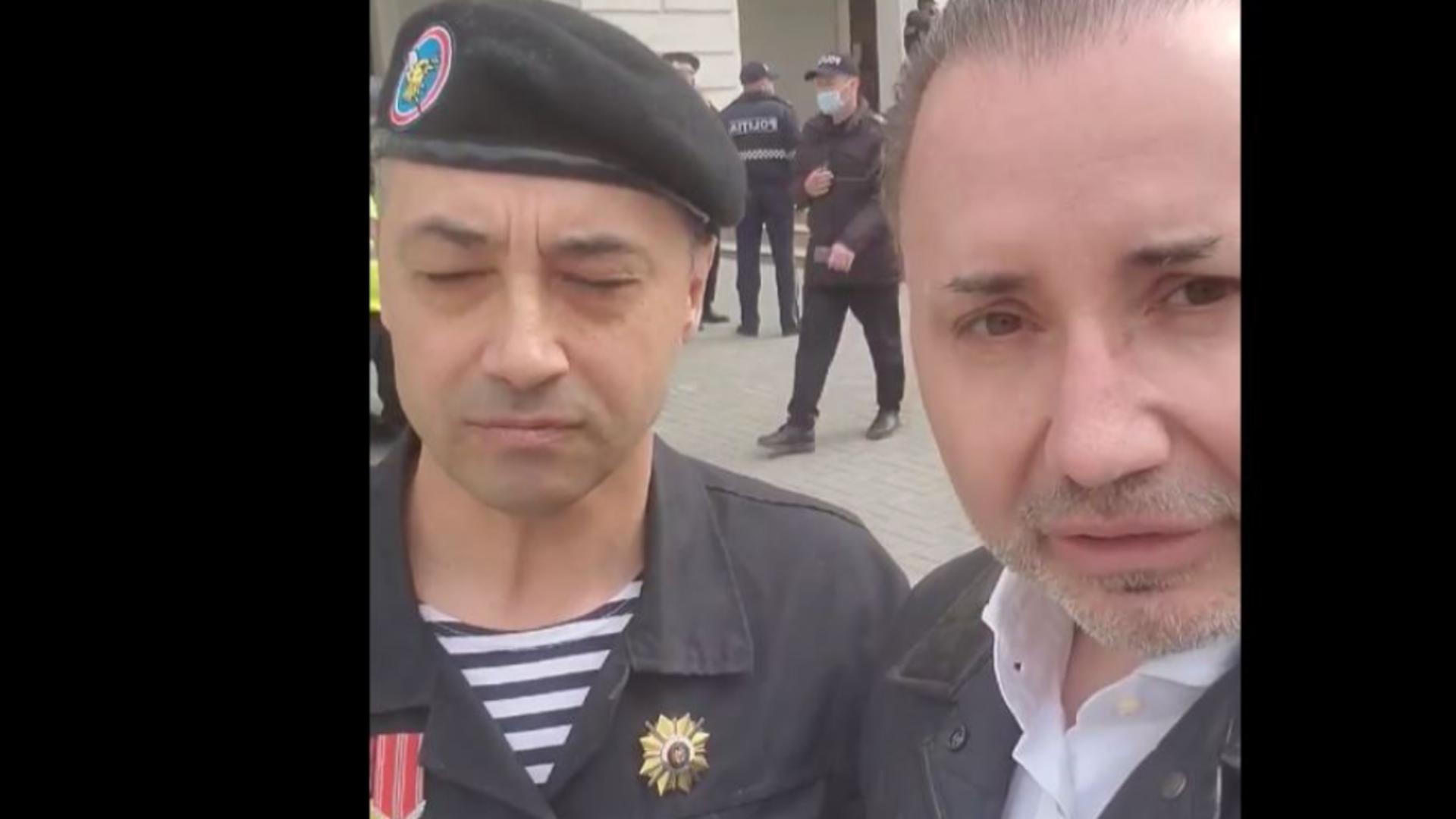Cristian Rizea alături de veteranul de război moldovean Arslan Safarmatov. Foto/Captură video Facebook