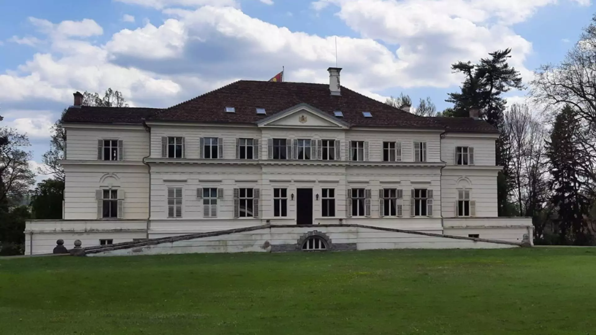 Porți deschise la Săvârșin! Românii pot vizita domeniul regal privat până în luna octombrie