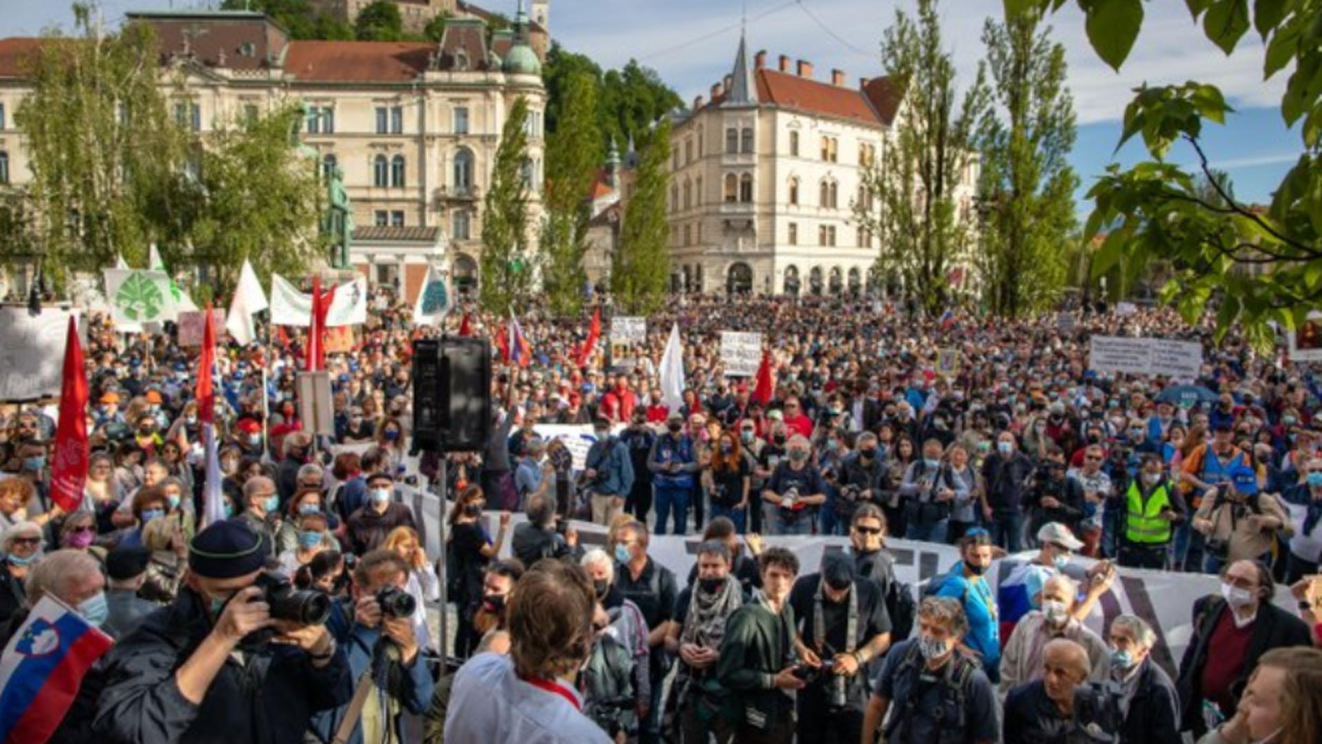 PROTESTE ample în capitala Sloveniei: Peste 20.000 de oameni cer DEMISIA premierului, acuzat de corupție Foto: Twitter.com
