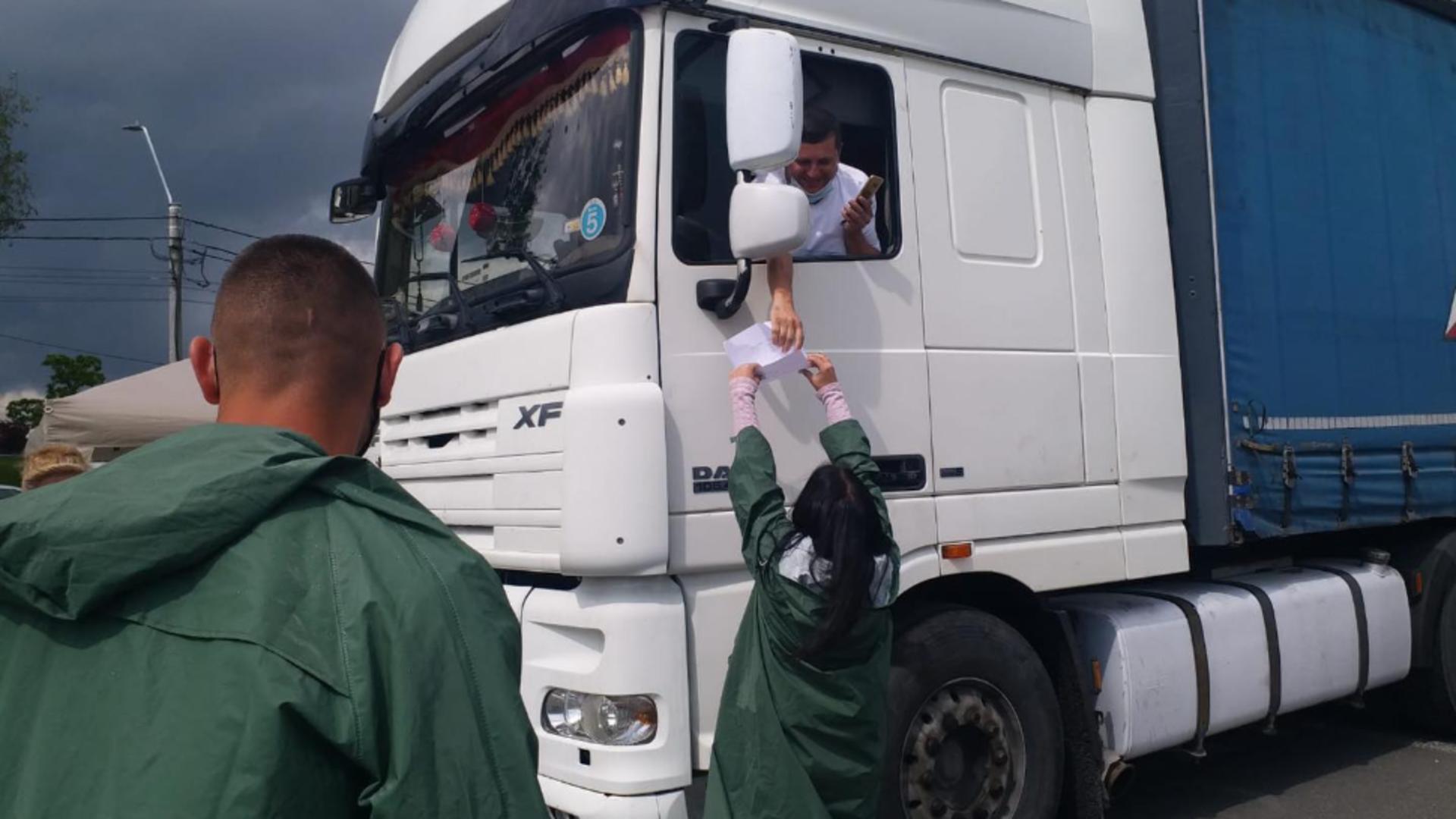 Un șofer de TIR a venit cu vehicolul la centrul de vaccinare