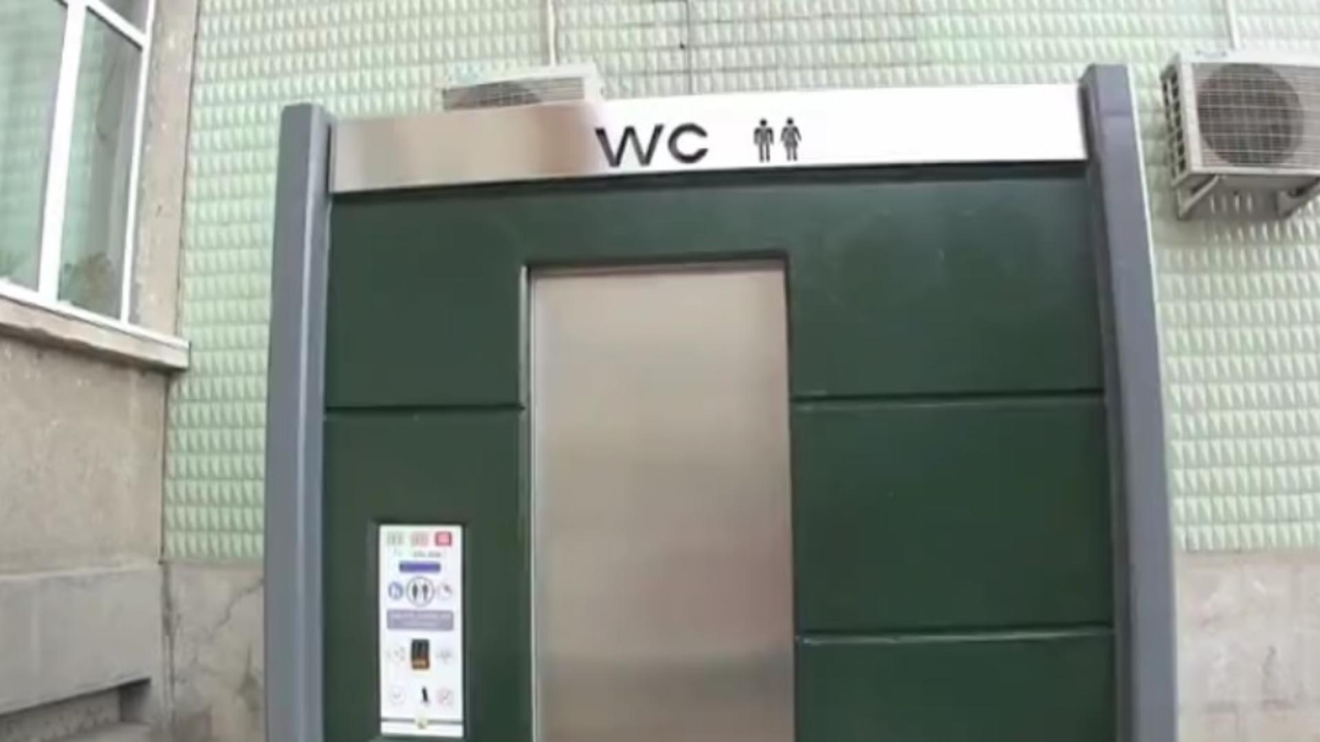 Un copil de 12 ani a rămas blocat în toaleta publică din centrul oraşului Slatina