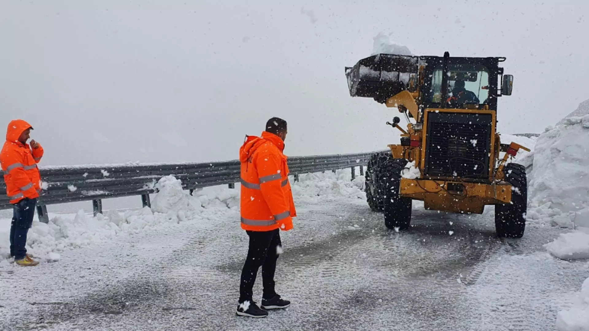 Transalpina rămâne închisă din cauza poleiului și a zăpezii. Foto/CNAIR