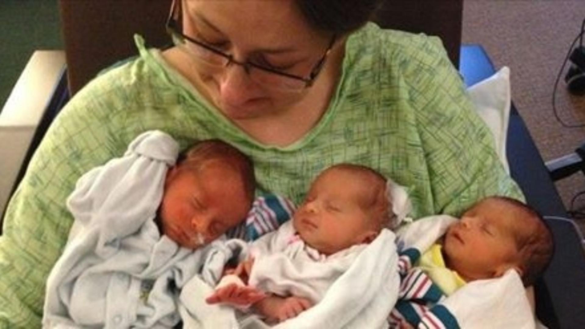 După 34 de săptămâni de sarcină, Casi Rott a născut trei copii de toată frumuseţea!