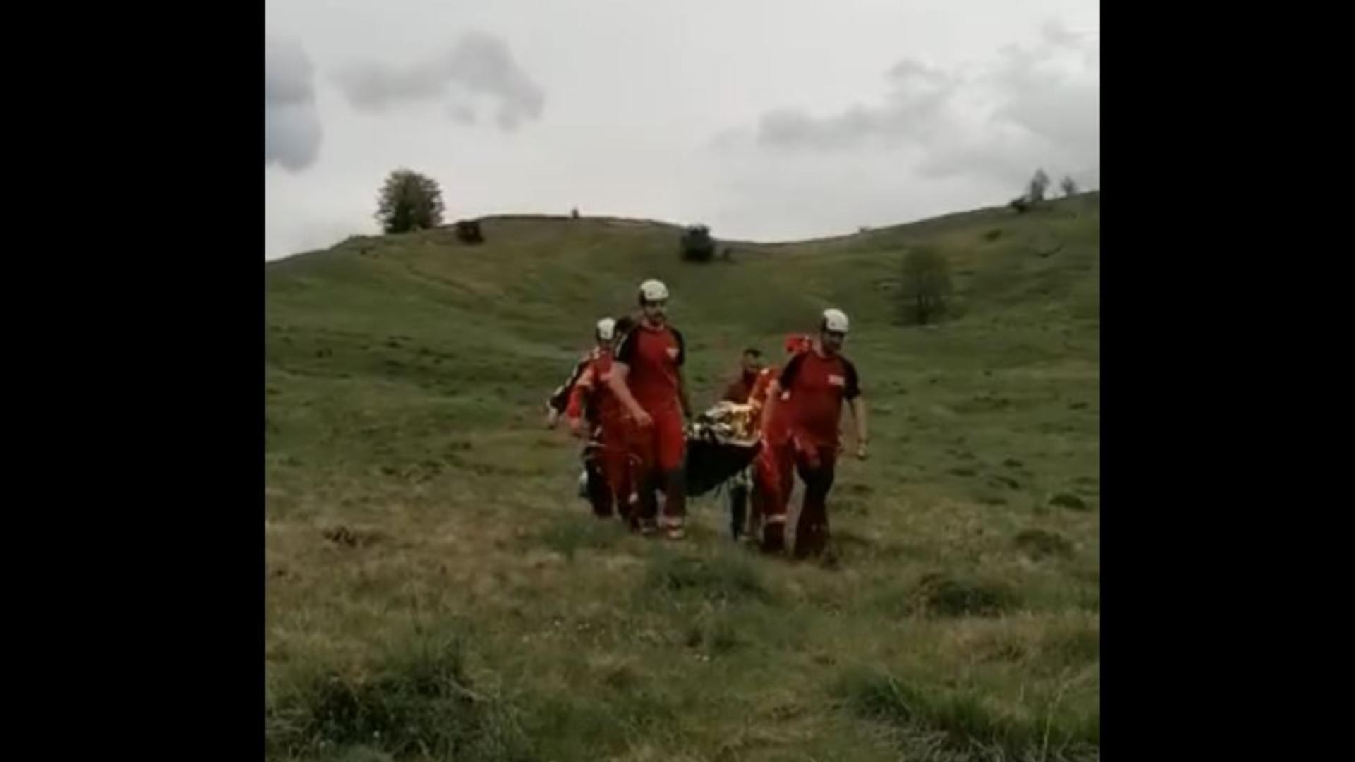 Turist recuperat de salvamontiști dintr-o zonă greu accesibilă a Munților Gutâi. Foto/Captură video