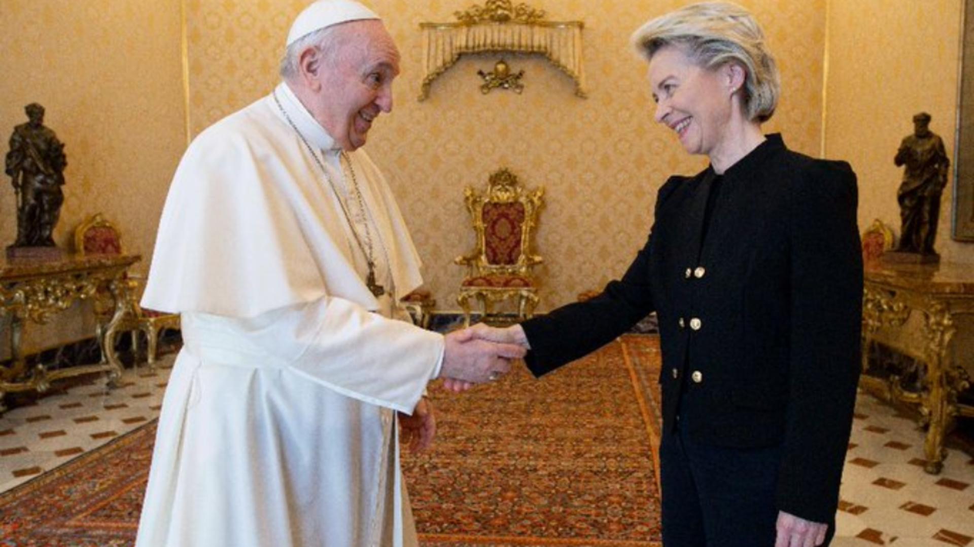 Ce a discutat Ursula von der Leyen cu Papa Francisc, la Vatican - Cadourile oferite după prima audiență Foto: VaticanNews.va