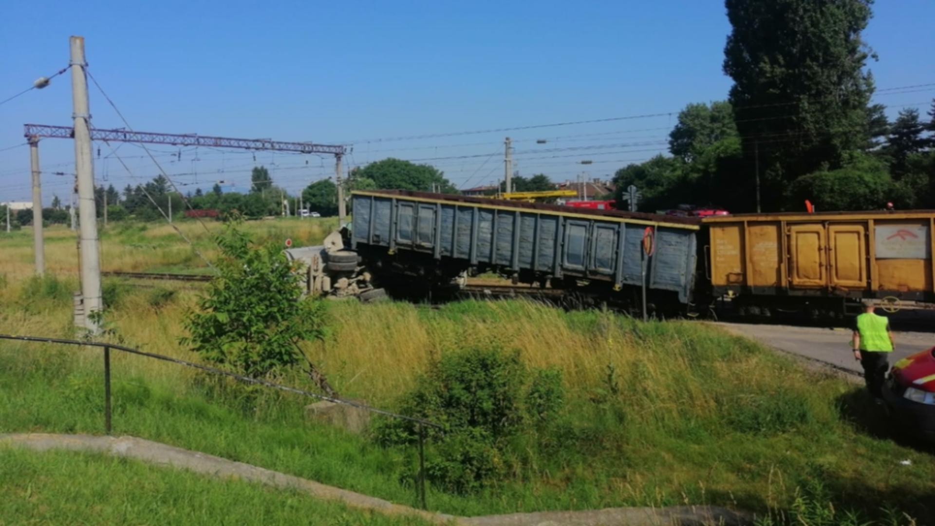 Autocamion lovit de tren, în Brașov