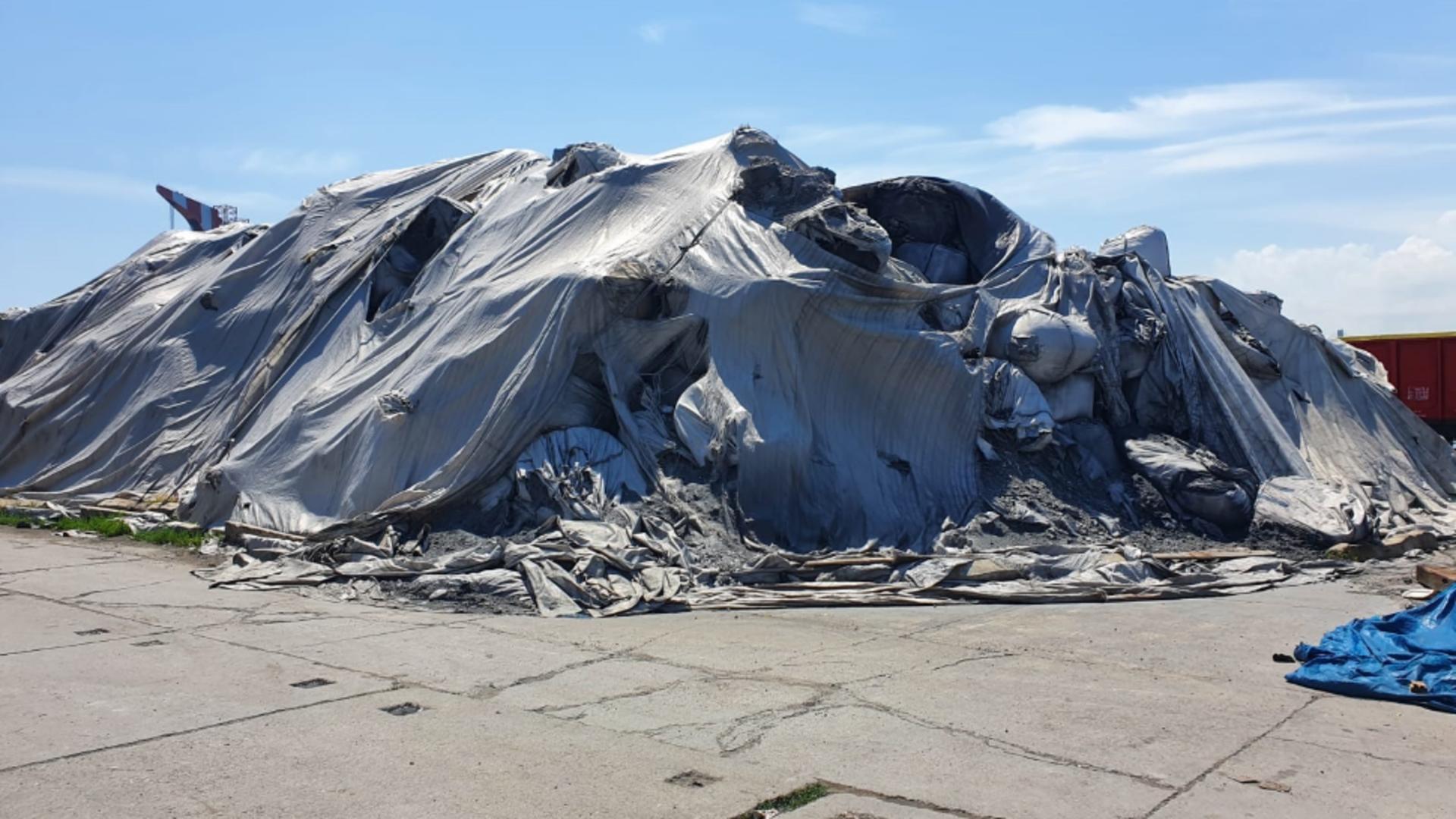 Munți de deșeuri metalice în portul Constanța (foto: focuspress.ro)