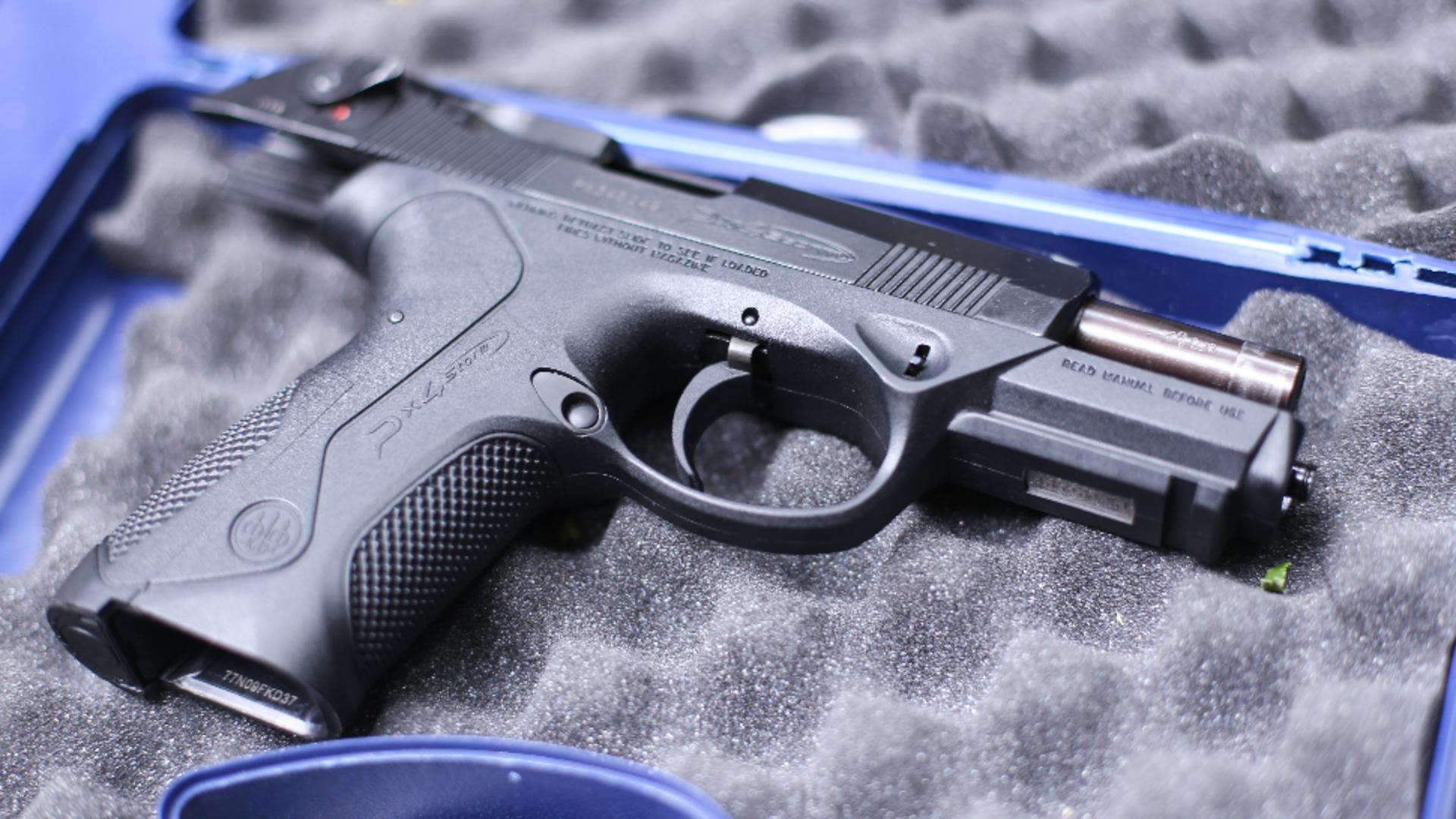 O armă letală și un încărcător, găsite în cabina de probă la mall / Foto: Inquam Photos
