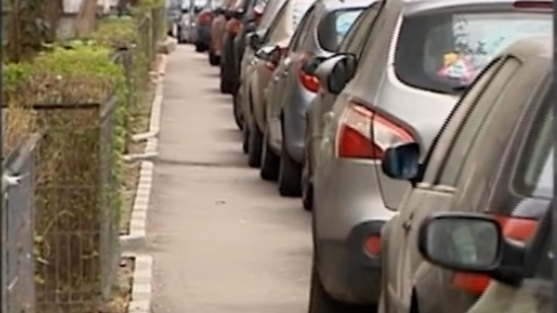Mașini parcate pe trotuar