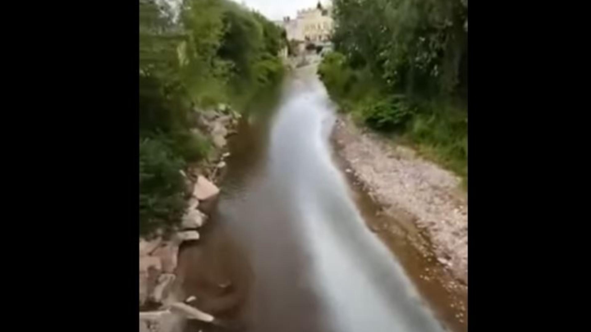 Râul Aiud poluat cu tone de vopsea. Foto/captură video