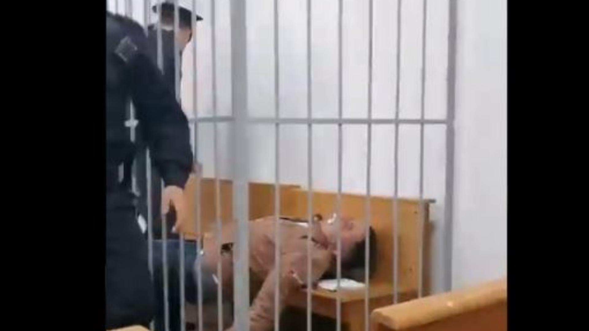 Un dizident din Belarus s-a înjunghiat în gât pentru a demasca ororile regimului Lukașenko. Foto/Captură video 