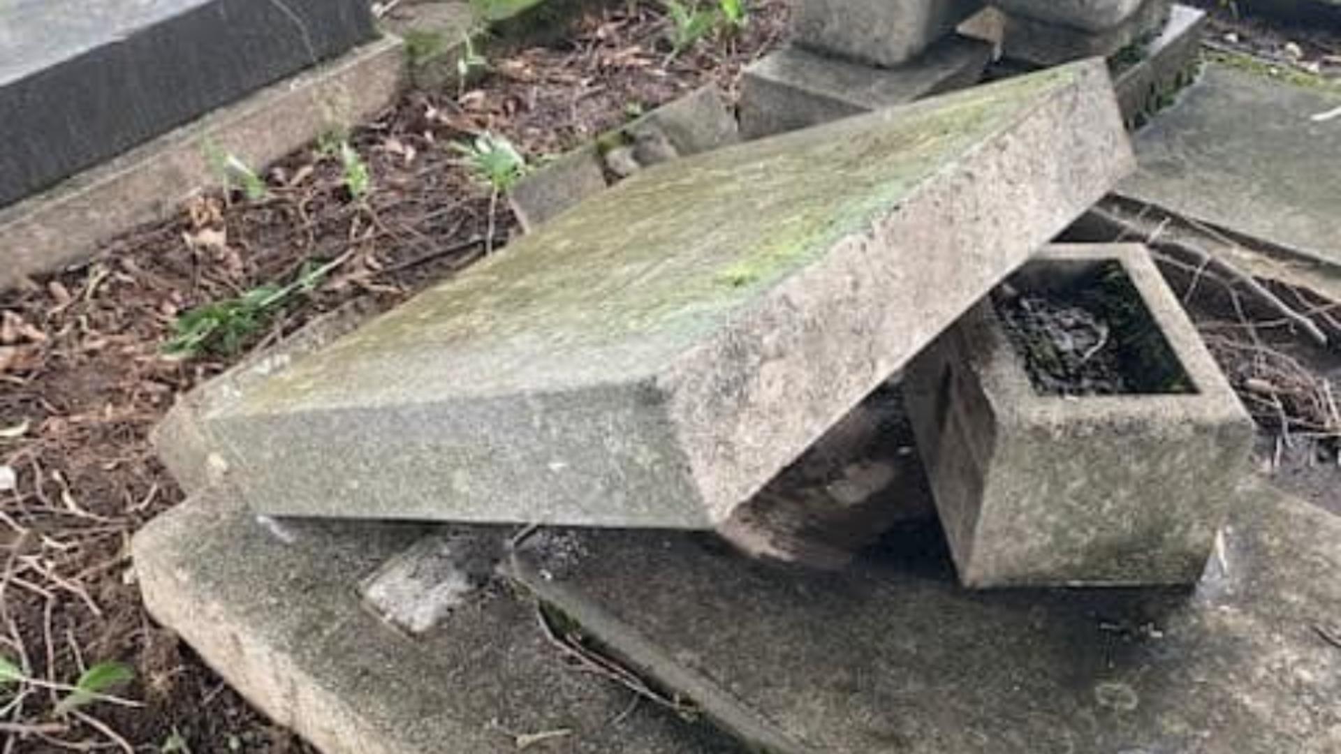 Morminte distruse in Cimitirul Evreiesc din Ploiești (foto: FB/Silviu Vexler)