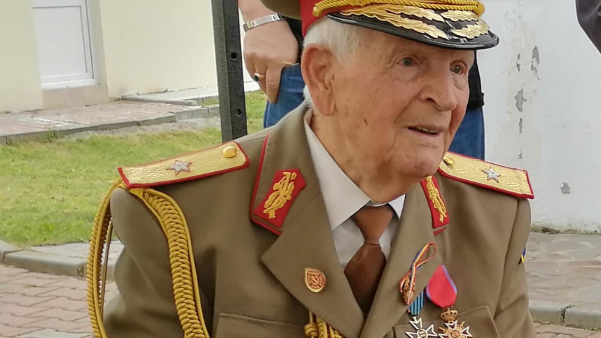 Momente emoționante la decorarea celui mai longeviv veteran de război de ministrul Apărării, Nicolae Ciucă Foto: Facebook