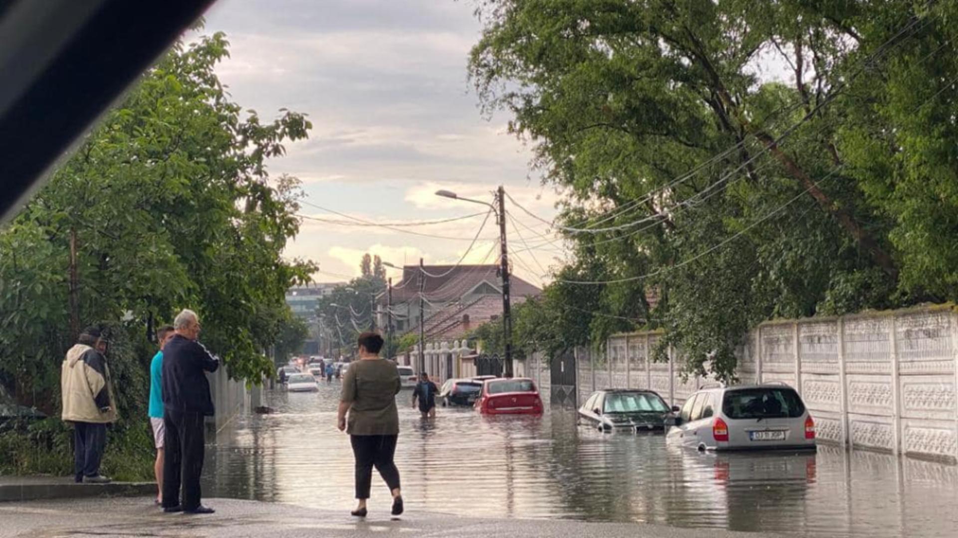 Rupere de nori la Craiova! Străzi și clădiri inundate, copaci căzuți. Primele măsuri luate de Olguța Vasilescu