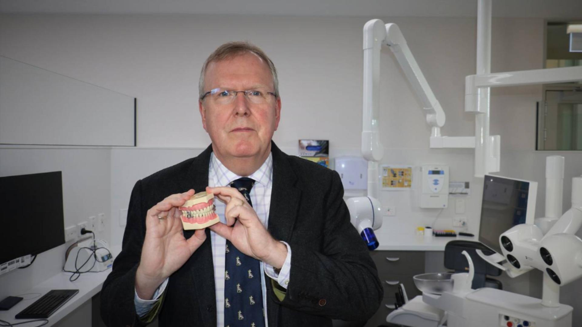 Invenție controversată pentru cure de slăbire: Dispozitivul care te împiedică să deschizi gura și să mănânci