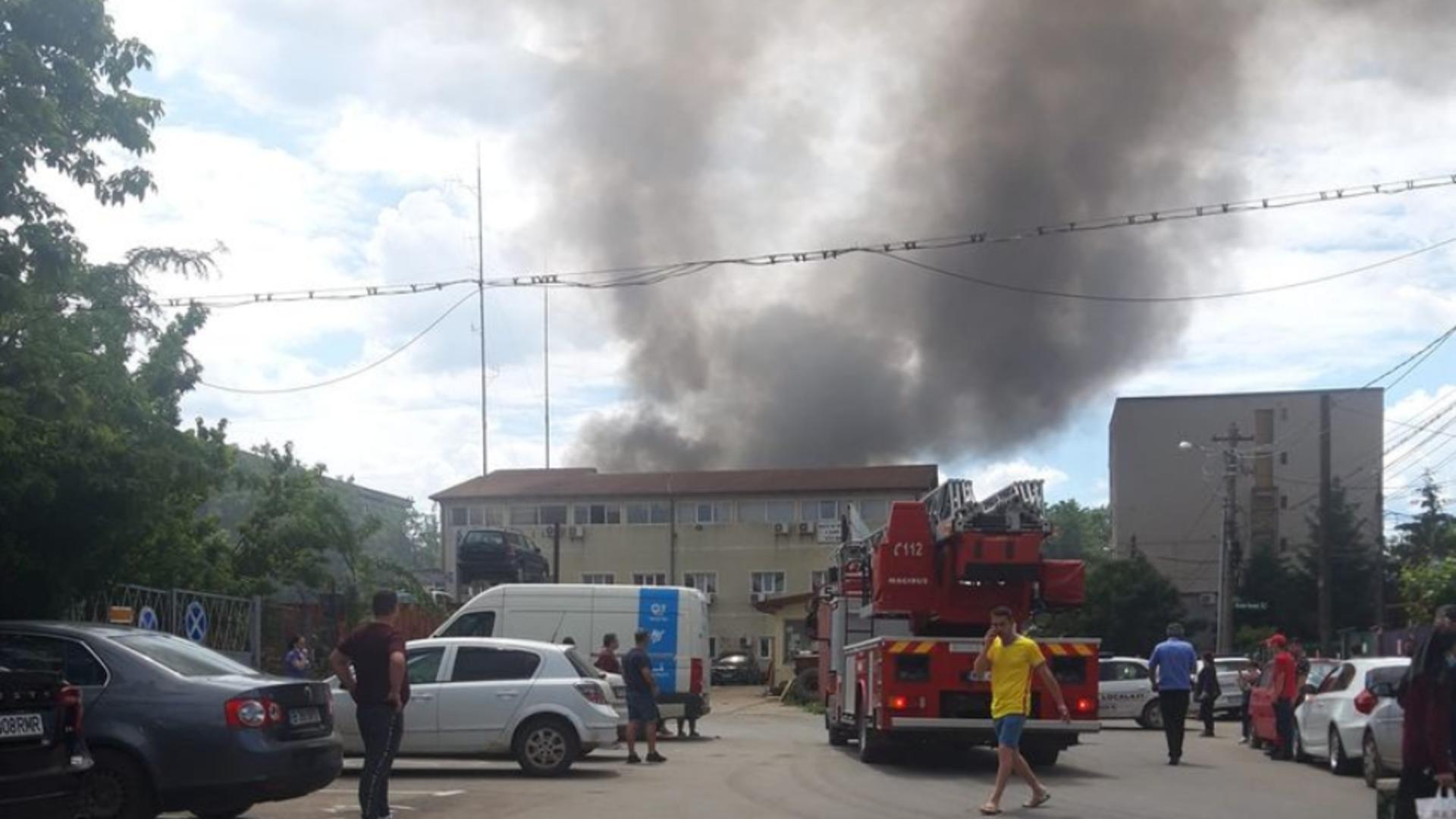 Fum gros din cauza incendiului de la depozitul de mașini vechi din Militari Foto: INQUAM/Octav Ganea și Facebook