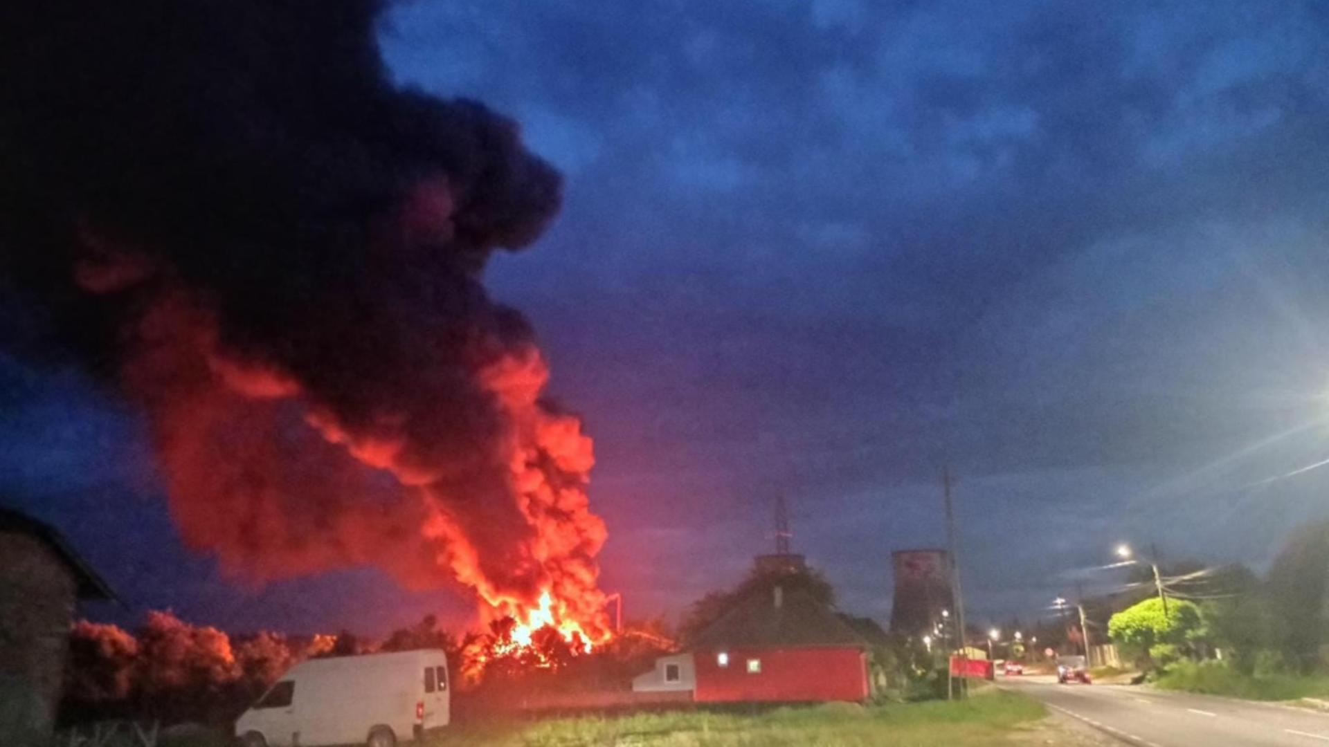 Incendiu DEVASTATOR la o fabrică de mobilă din Fântânele - Intervenția pompierilor pentru a localiza focul