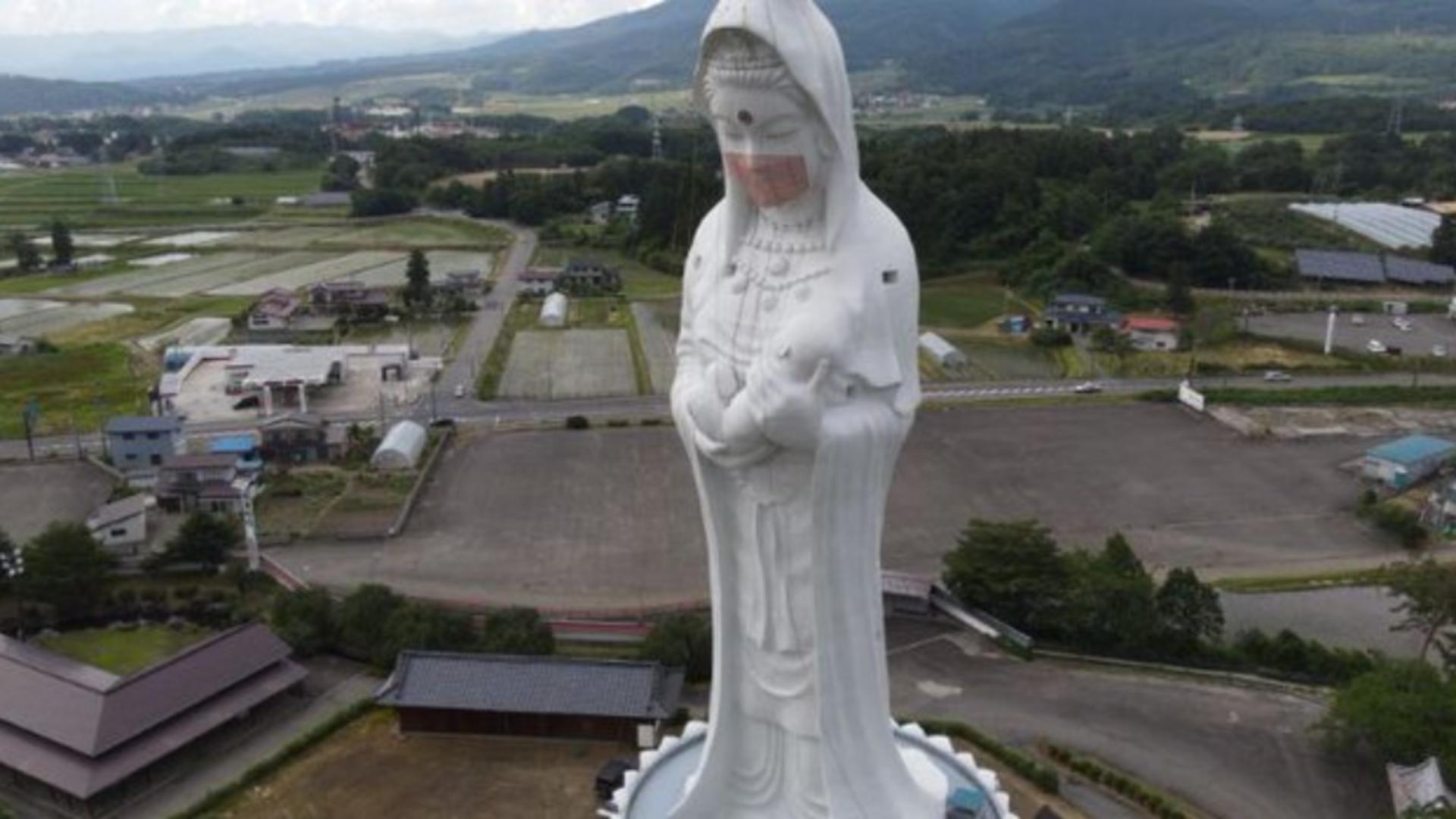 MASCĂ pusă pe statuia unei zeițe în Japonia, ca o rugăciune pentru sfârșitul pandemiei Foto: Twitter.com