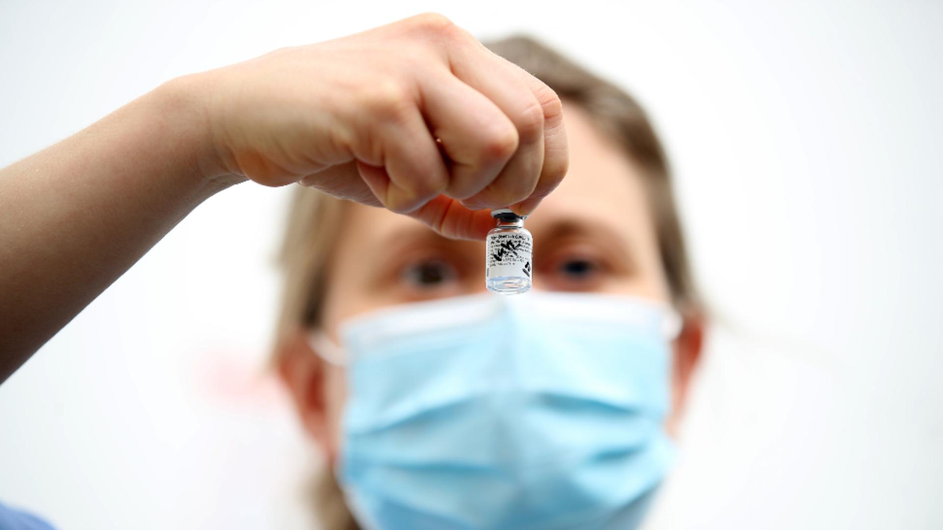 Peste 960.000 de doze de vaccin de la Pfizer BioNTech vor ajunge, luni şi marţi, în România / Foto: Profi Media